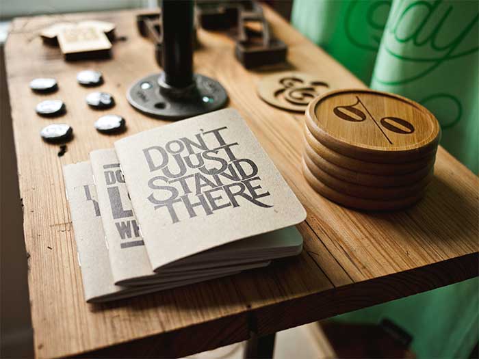 foto-gratis-cuaderno-madera